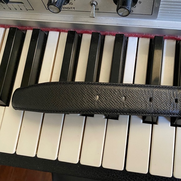 Louis Vuitton black leather belt 37” long Made in France 1-1/8" wide - Picture 11 of 11